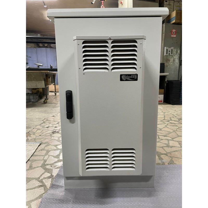 20U 19" utomhusställskåp, dubbelvägg, 600 x 600mm. 400mm djup. Termostatstyrd 450W kylare